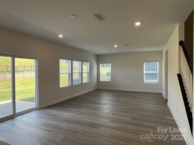 Building Photo - 2141 Sunflower Cir