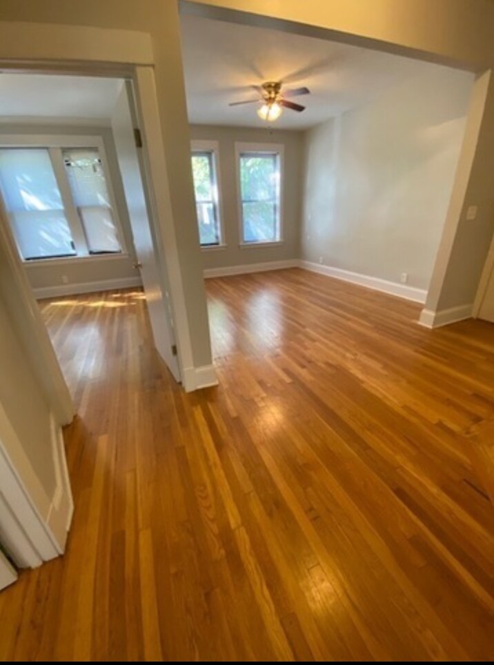 Building Photo - 1318 W Waveland Ave