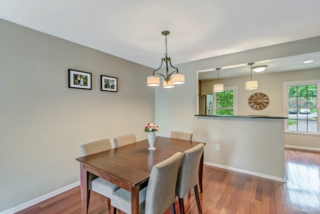 Building Photo - 2883 Sutton Oaks Ln