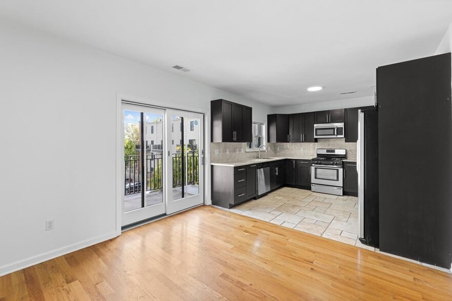 Building Photo - 437 Whiton St