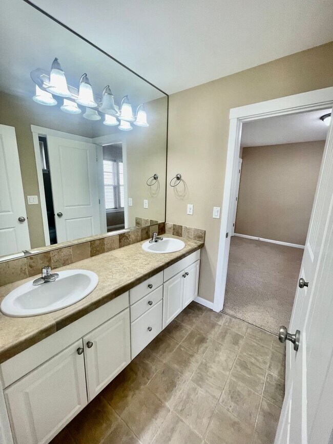 Building Photo - Well Appointed, Open Floor Plan 3-bedroom, 2.5-bathroom home in Beaverton