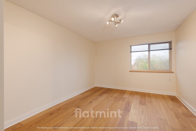 Building Photo - 732 11th Ave E