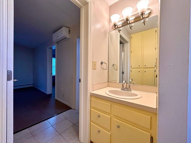 Building Photo - Cresent NE Apartments