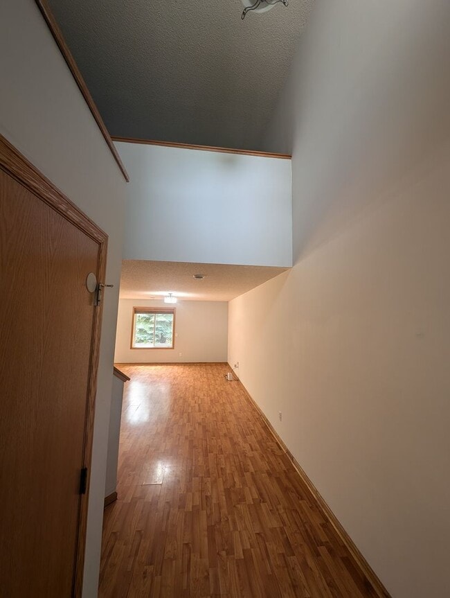 Building Photo - Updated 3BR Townhome in Eagan – Close to S...