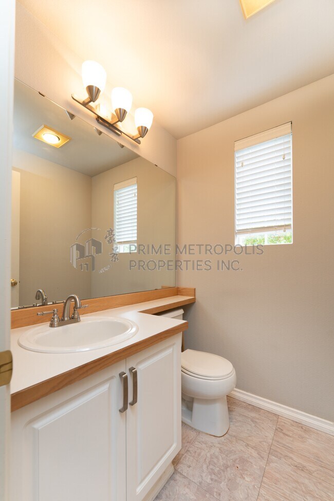 Building Photo - 2062 Newport Way NW