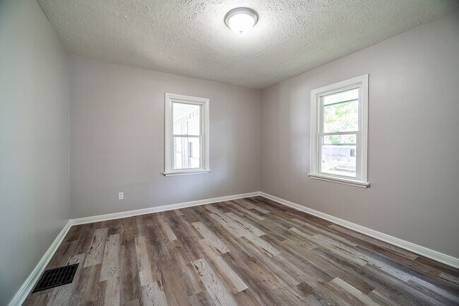 Building Photo - 1386 E 19th Ave