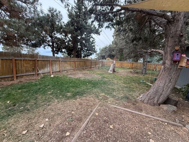 Building Photo - 2 Bed/1 Bath Home With Large and Fully Fen...