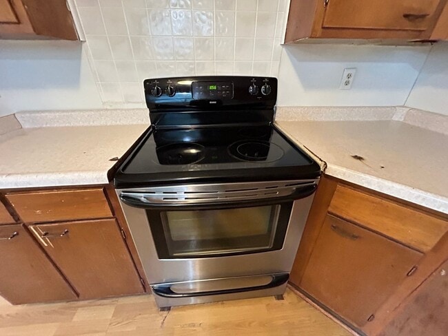 Building Photo - Large 2 Bed 1 Bath House with Fenced Yard and Washer Dryer Hookups