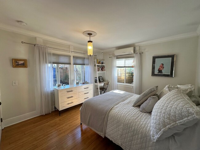 Building Photo - Secluded 2+1 close to Paramount Studios, H...