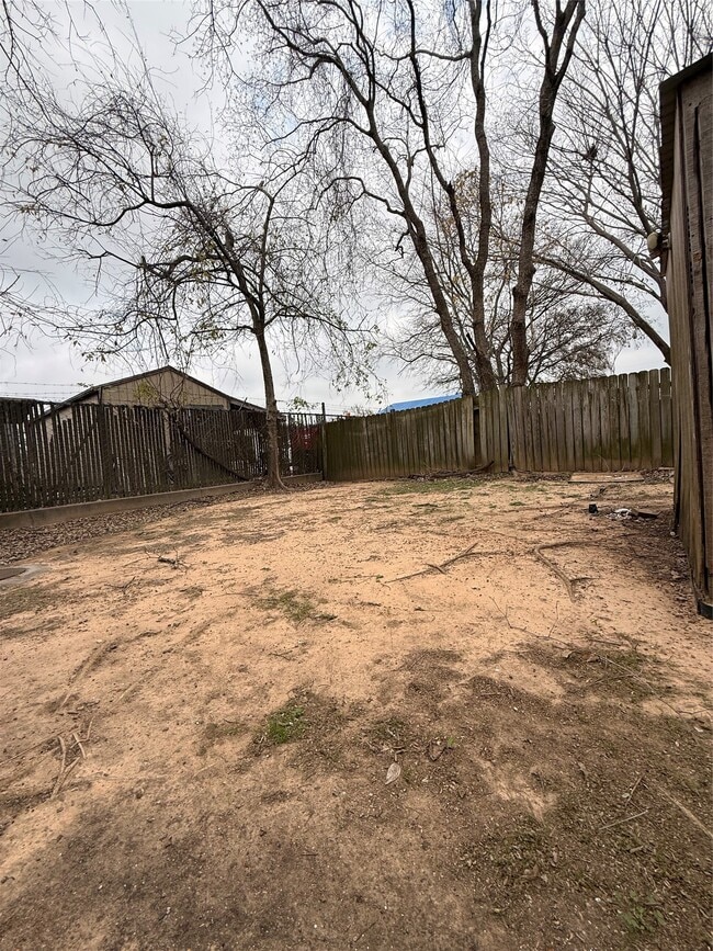 Building Photo - 320 Willowick St