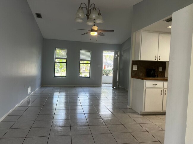 Building Photo - 2BR/2Bath Single Family 1 Car Garage South Venice Home!