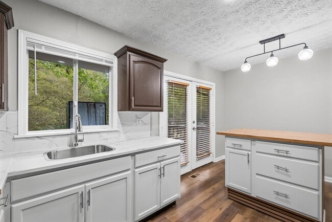 Building Photo - 3100 Fern Valley Dr SW