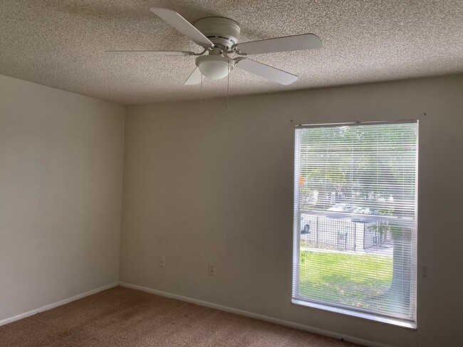 Building Photo - 3 bedroom 1 bath condo near the airport! /...