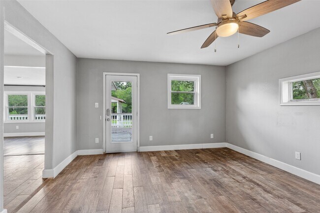 Building Photo - 3310 Oak Dr