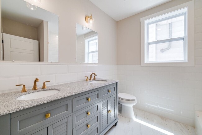 Building Photo - Townhome Close To Downtown..Available NOW!!!