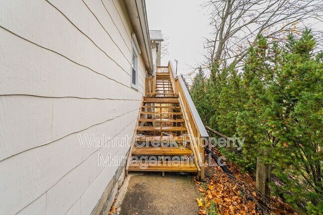 Building Photo - 870 S Main St