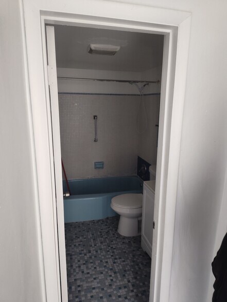 Building Photo - 1605 NE 185th St