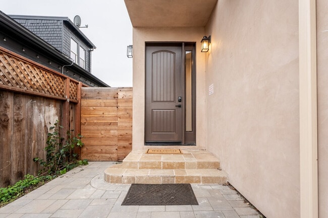 Building Photo - 2732 Fair Oaks Ave