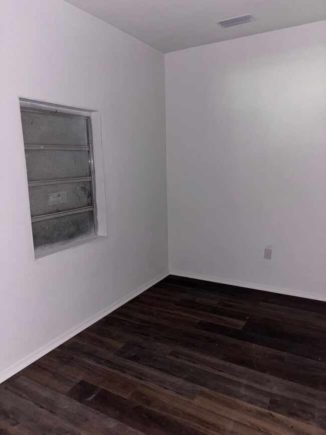 Building Photo - Newly renovated 3 bed 2 bath home in private area