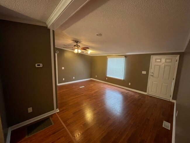 Building Photo - Newly Renovated 3 Bed, 2 Bath