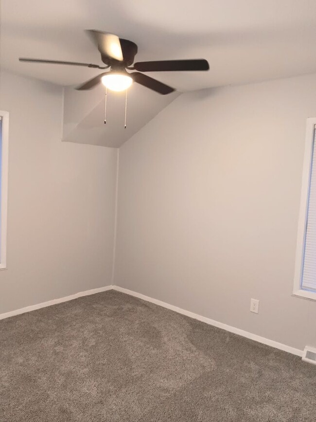 Building Photo - 3 Bedroom Sunnyside Beauty