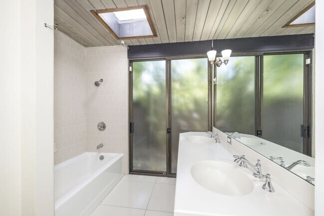 Building Photo - Charming Eichler in Super Desirable Community Center!