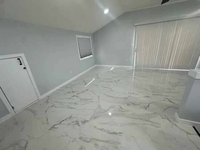 Building Photo - 595 Kingfisher Cir