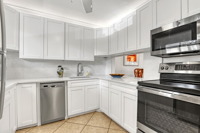 Building Photo - 2687 Garden Dr N