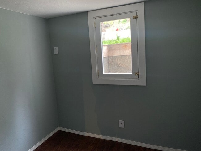 Building Photo - ALL UTILITIES INCLUDED - 3 bed duplex