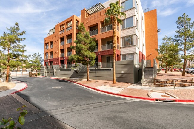 Building Photo - Mid-rise Condo - Park Avenue