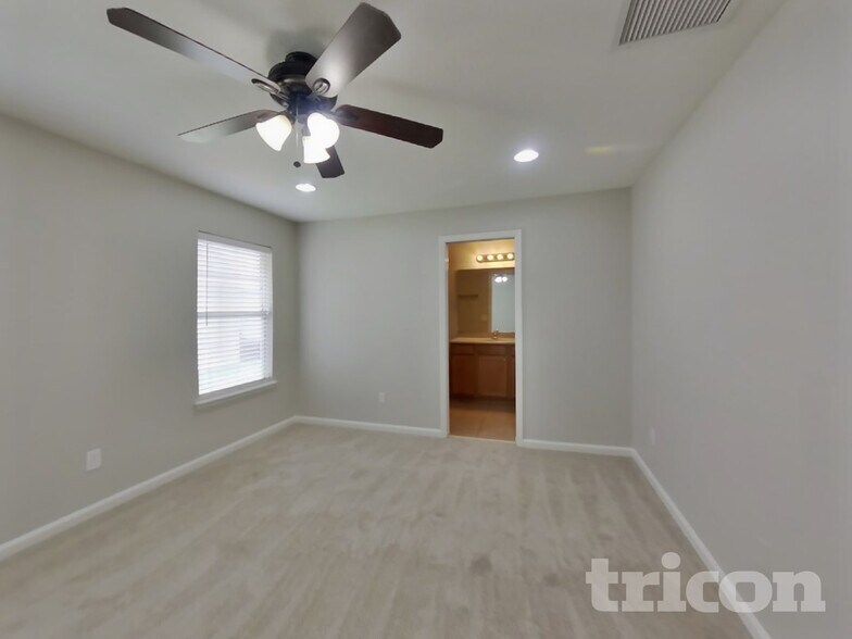 Building Photo - 656 Sunny Stroll Dr