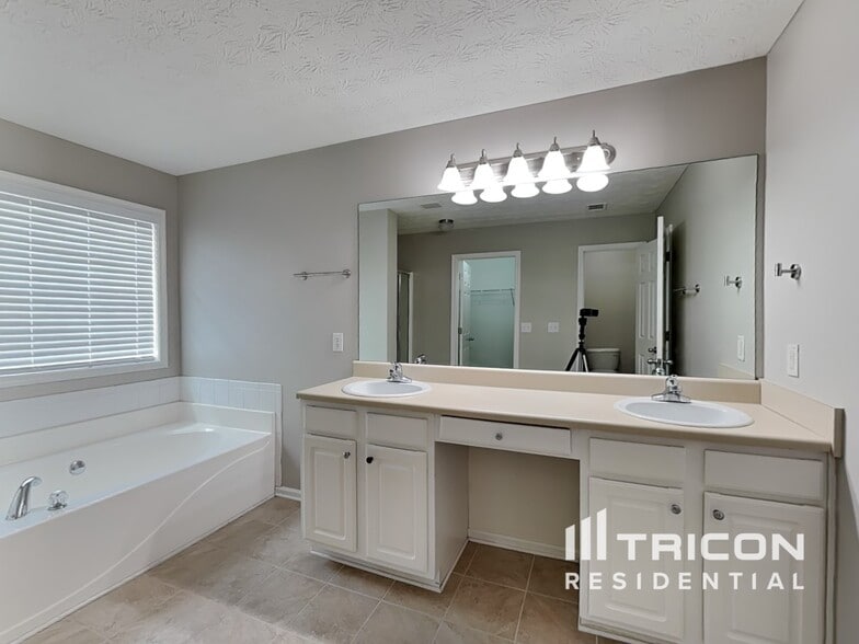 Building Photo - 714 Thompson Ridge Dr