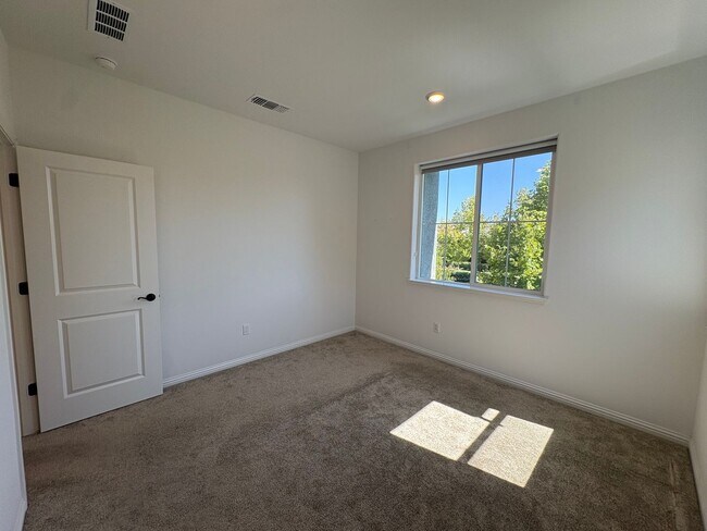 Building Photo - 3 bedroom 2.5 Bath with Solar in Brentwood