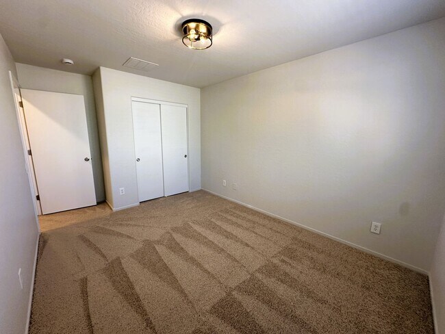Building Photo - ANTHEM HIGHLANDS!! READY FOR IMMEDIATE MOV...