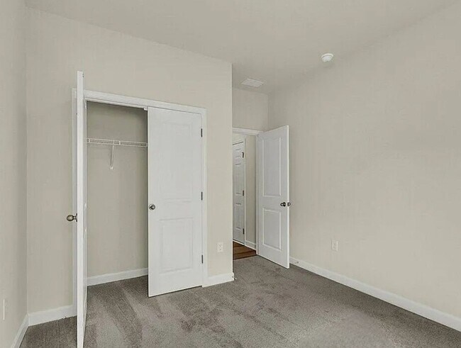 Building Photo - Four bedroom two bath home in Trieste at B...