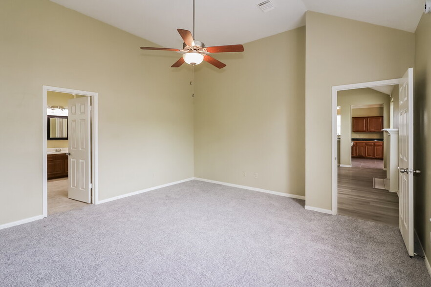 Building Photo - 20407 Avery Point Dr