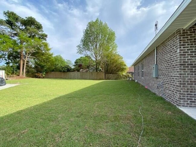 Building Photo - 3 Bedroom Brick Home with Modern Finishes!