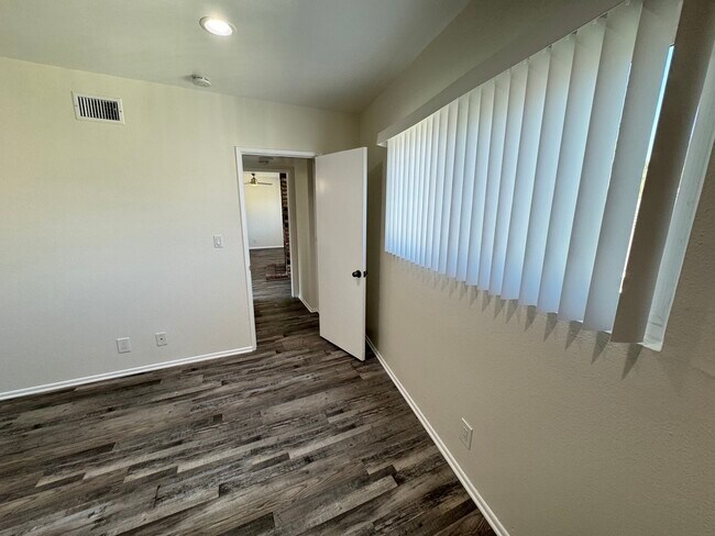 Building Photo - 5382 Circle Dr