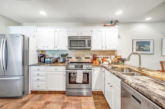 Building Photo - 7211 Lakewood Dr