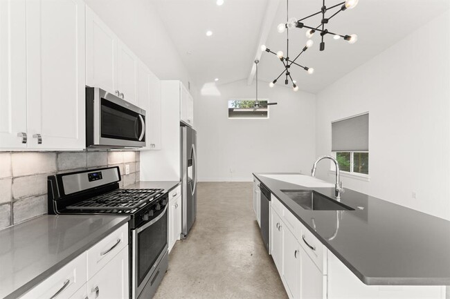Building Photo - 6201 Caddie St