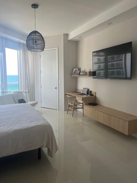 Building Photo - 15901 Collins Ave