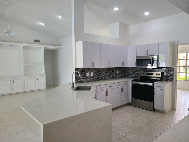 Building Photo - 10758 Cypress Bend Dr