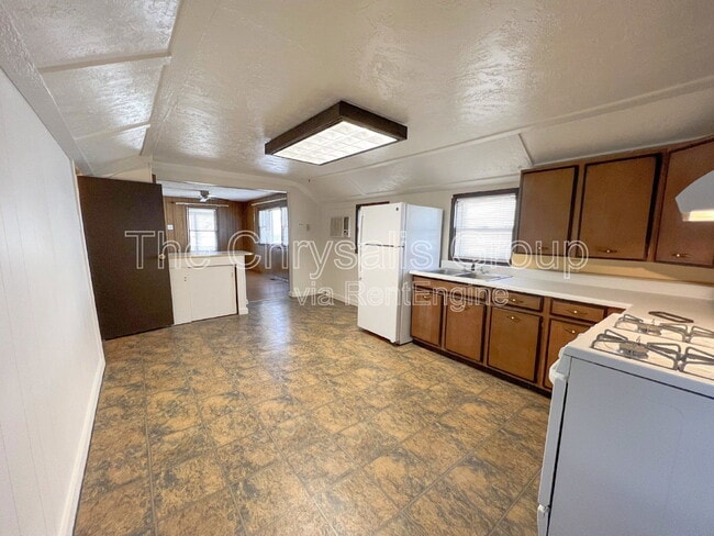 Building Photo - 230 Creve Coeur St