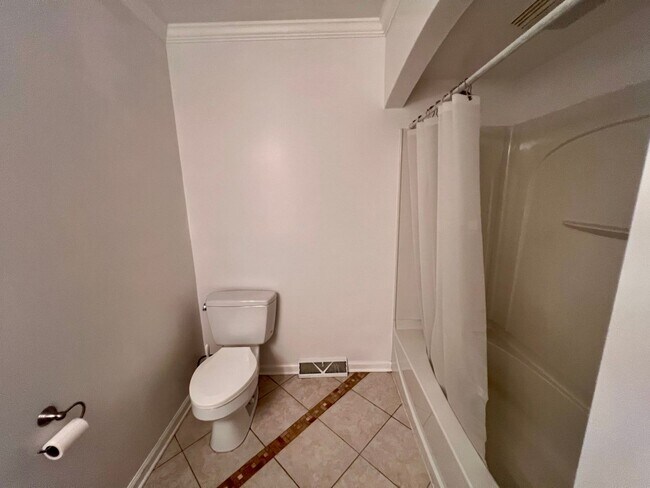 Building Photo - Cranberry - 6 bedroom 4 bathroom - Stunnin...