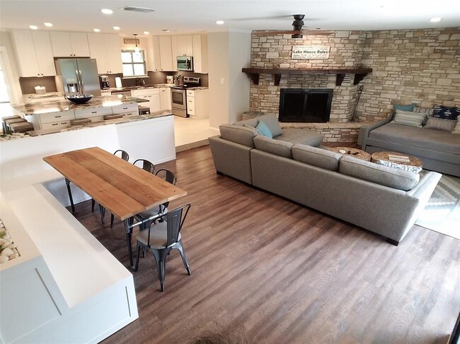 Building Photo - 2055 Island View Dr