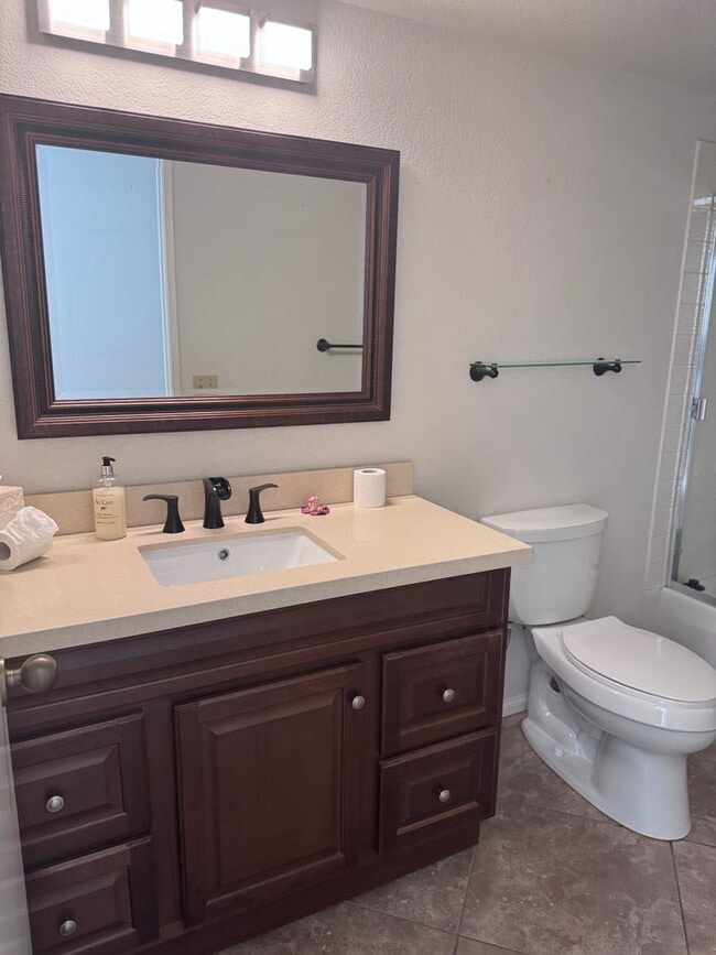 Building Photo - Woodhaven CC - Unfurnished 3br - Long Term