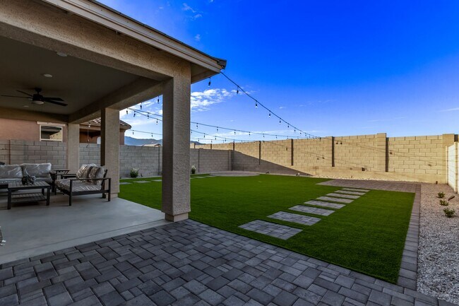 Building Photo - BEAUTIFUL 5 bedroom plus loft!