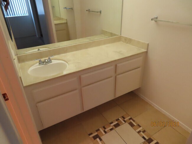 Building Photo - Two Bedroom Townhome in Linda Visa