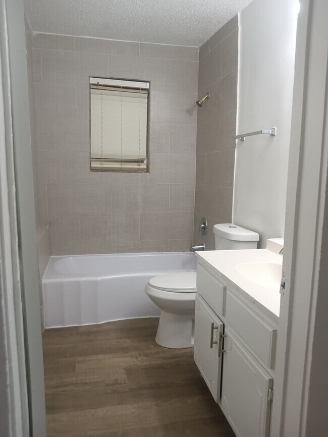 Building Photo - Cute Home For Rent