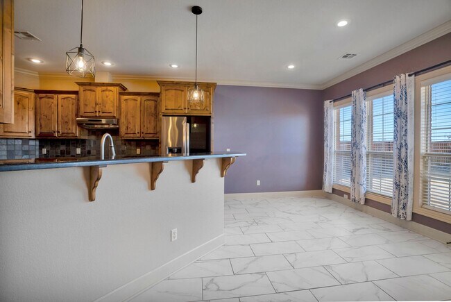 Building Photo - Executive Bentonville Home convenient to WM Home Office and more!